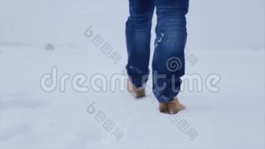 在雪地里行走的人。 人在雪地上行走，脚印在雪地里，在后面.. 冬天人们在田野里散步
